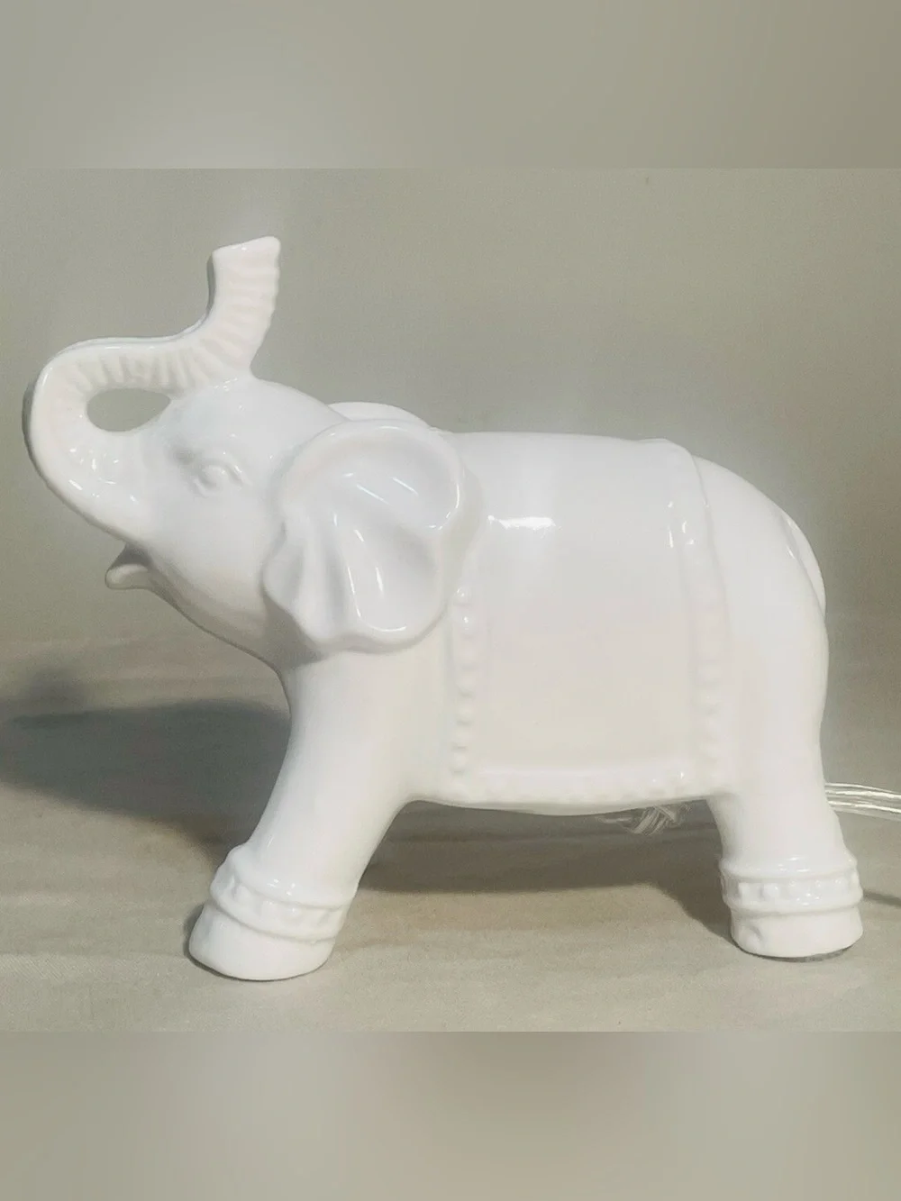 Vintage Pier 1 White Ceramic Elephant Table lamp; Nightlight~ Ambient light